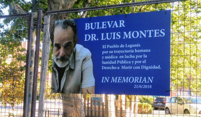 Placa colocada a iniciativa popular en 2018 en el bulevar de entrada al Hospital de Leganés que se transformará, ya oficialmente, en &#039;Bulevar Luis Montes&#039;