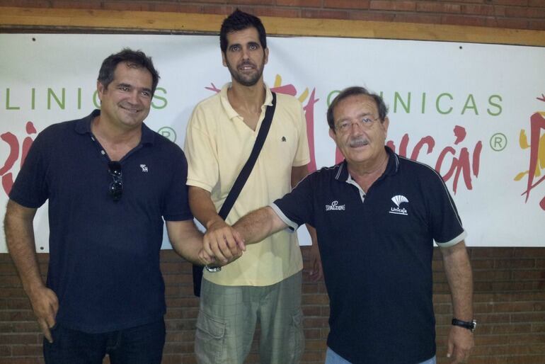 Francis Sánchez tras firmar con el Clínicas entre el director general, Paco Aurioles, y el presidente, Manolo Rincón.