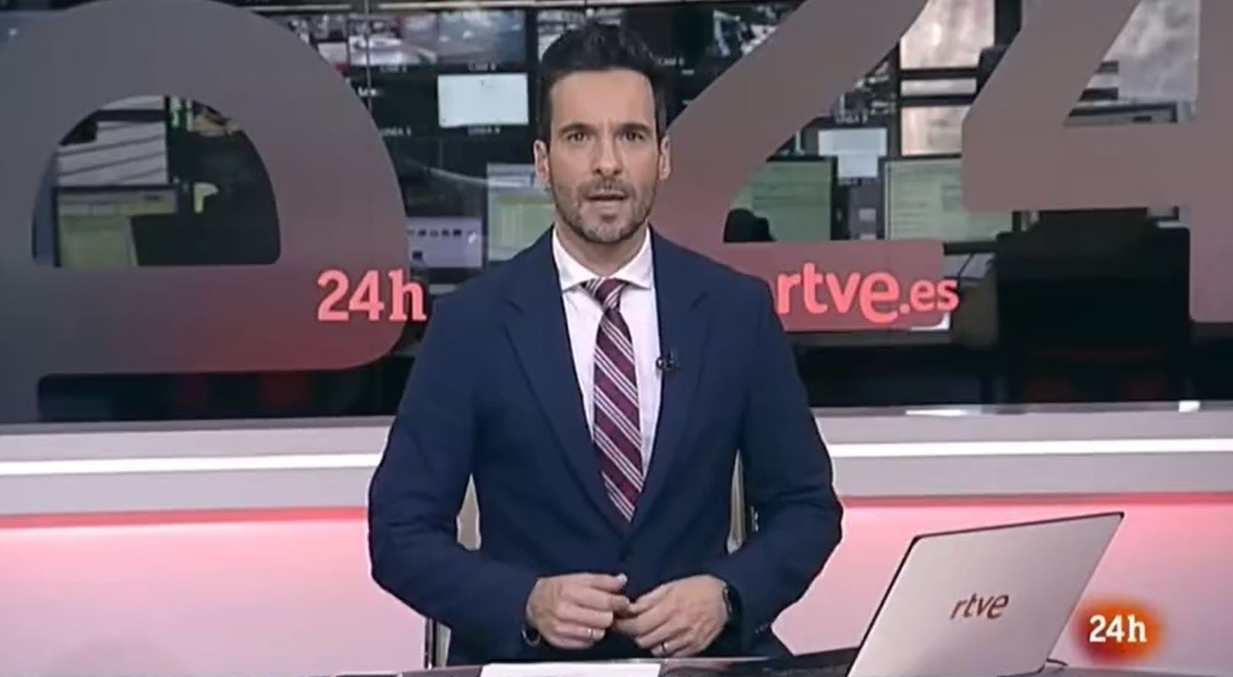 El presentador del canal 24 Horas Lluís Guilera durante la emisión de un programa.