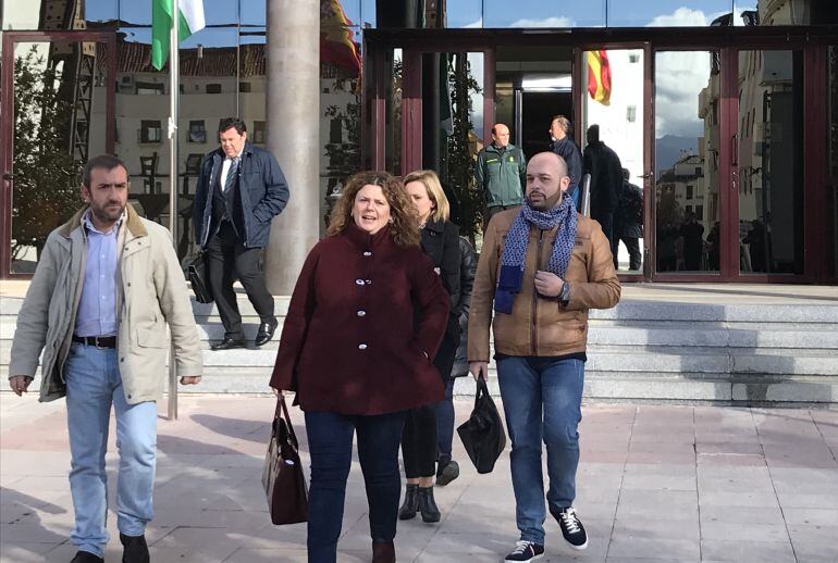 Valdenebro (PSOE), saliendo de los juzgados de Ronda (Málaga) junto a varios de sus ediles