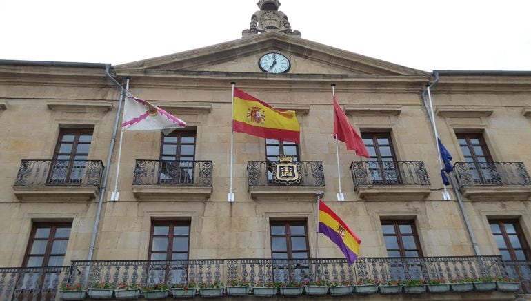 Fachada del Ayuntamiento de Tafalla el 14 de abril