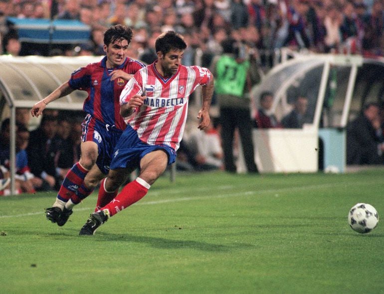 El jugador del Atlético de Madrid Solozabal avanza con el balón perseguido por Hagi, del Barcelona.