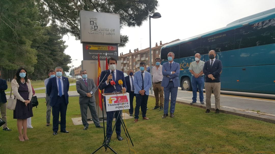 El consejero de Medio Ambiente, Juan Carlos Suárez Quiñones detalla la implantación del Bono Rural de Transporte Gratuito en Cantalejo