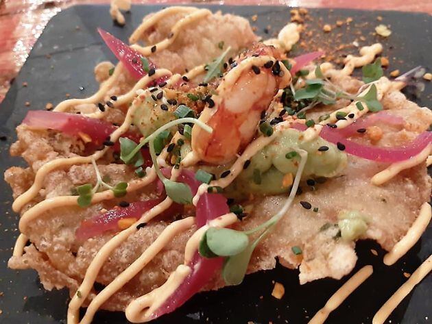 Taco de tortilla de camarones con guacamole