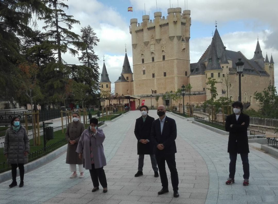 Los presentadores de Masterchef  Celebitry posan con la alcaldesa de Segovia