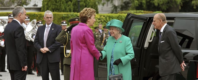 La presidenta irlandesa, Mary McAleese, da la bienvenida a la reina Isabel II de Inglaterra