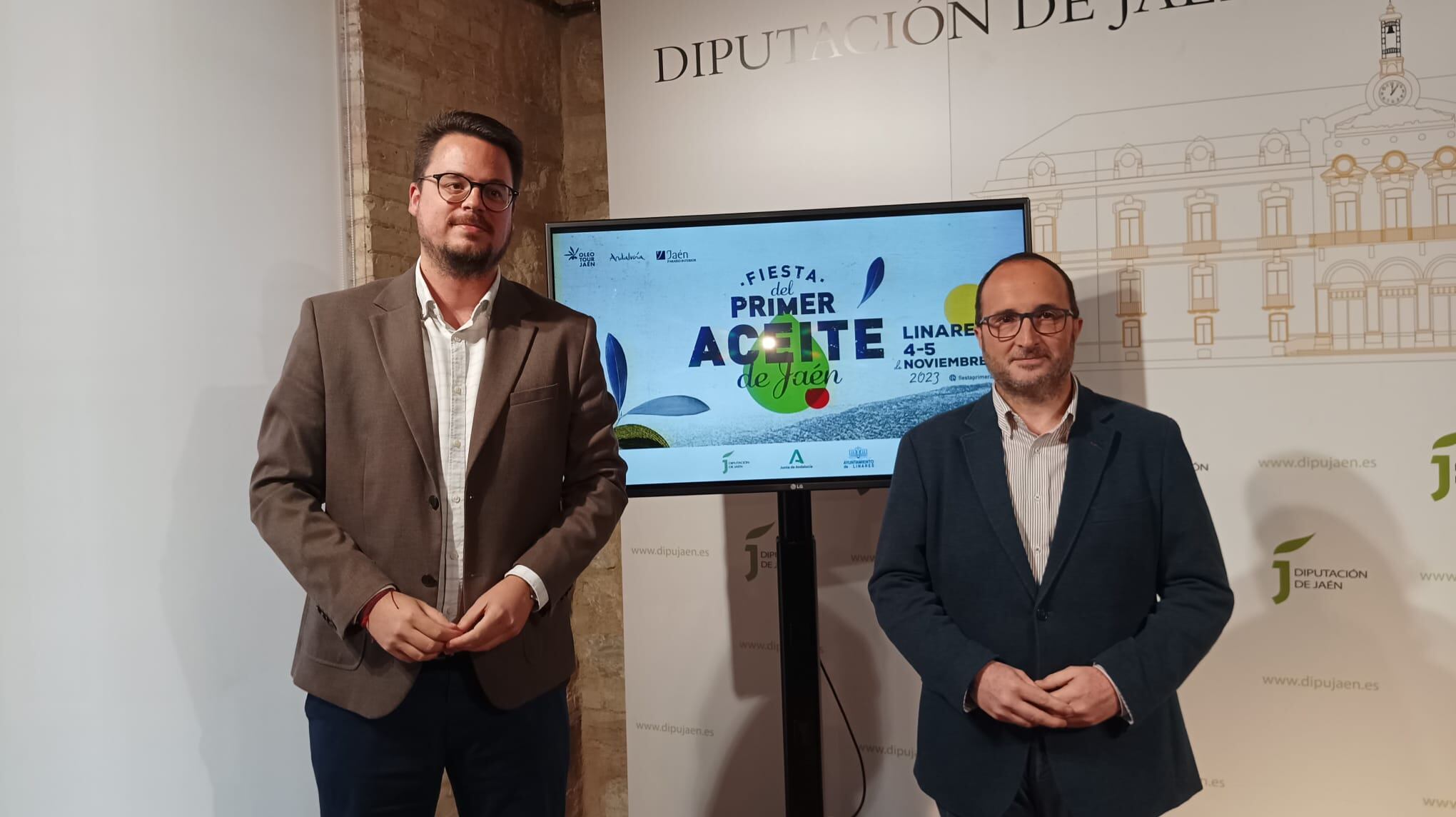 Francisco Javier Lozano, diputado de Turismo, y José Ayala, delegado territorial de Turismo, en el presentación de la X fiesta del Primer Aceite de Jaén