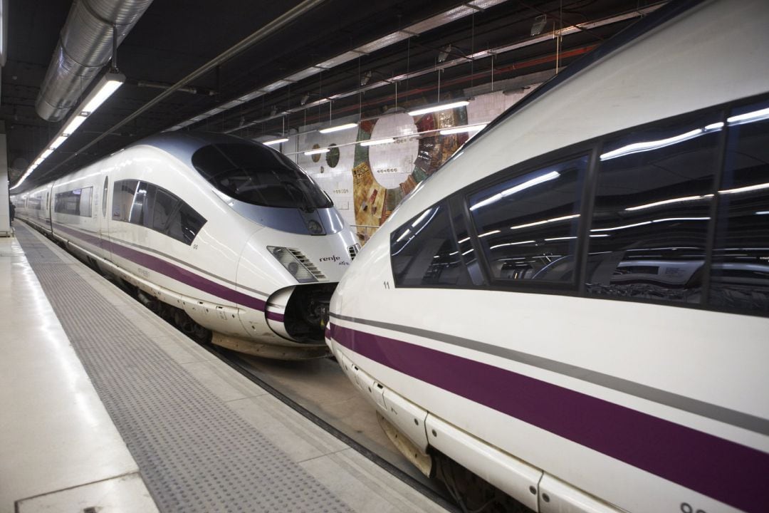 Trenes AVE en una estación