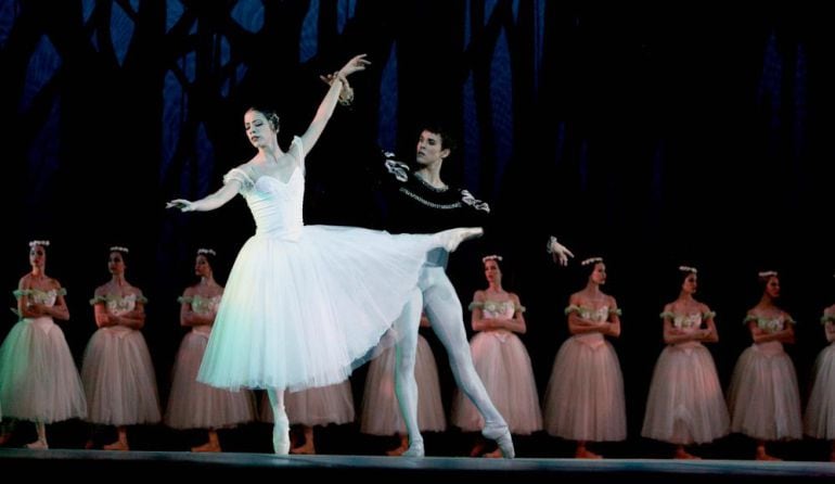 Foto de la puesta en escena de Giselle a cargo del Ballet Nacional de Cuba.