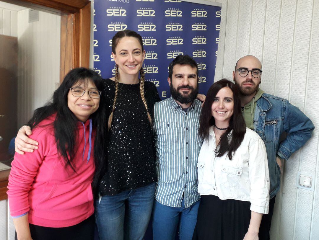 Miembros de La Habitación Gestión Cultural junto a ana Verona, responsable de la Escuela de Economía Social en Linares.