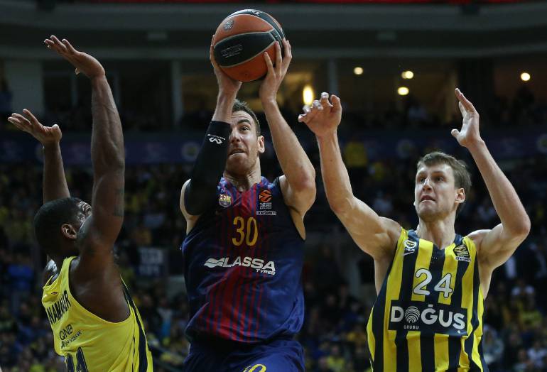 Víctor Claver disputa el balón durante el encuentro contra el Fenerbahçe.