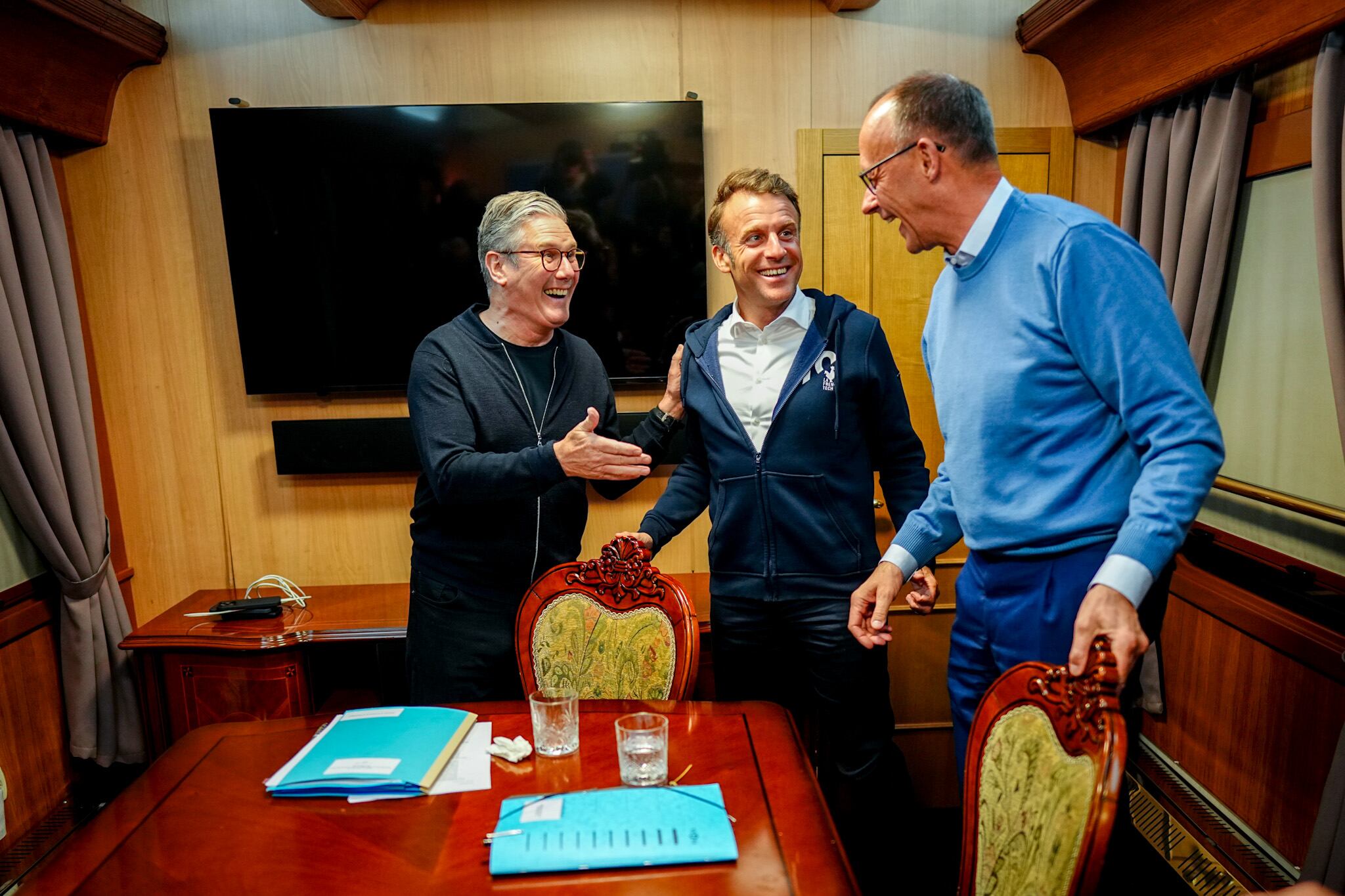 El primer ministro del Reino Unido, Keir Starmer, el presidente francés, Emmanuel Macron, y el canciller alemán, Friedrich Merz, en el vagón del tren a Kiev el 9 de mayo de 2025 en Polonia