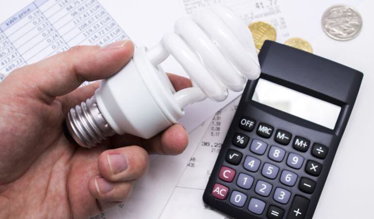 El precio de la luz sube un 8 % y volverá a superar este lunes los 200 euros/MWh.