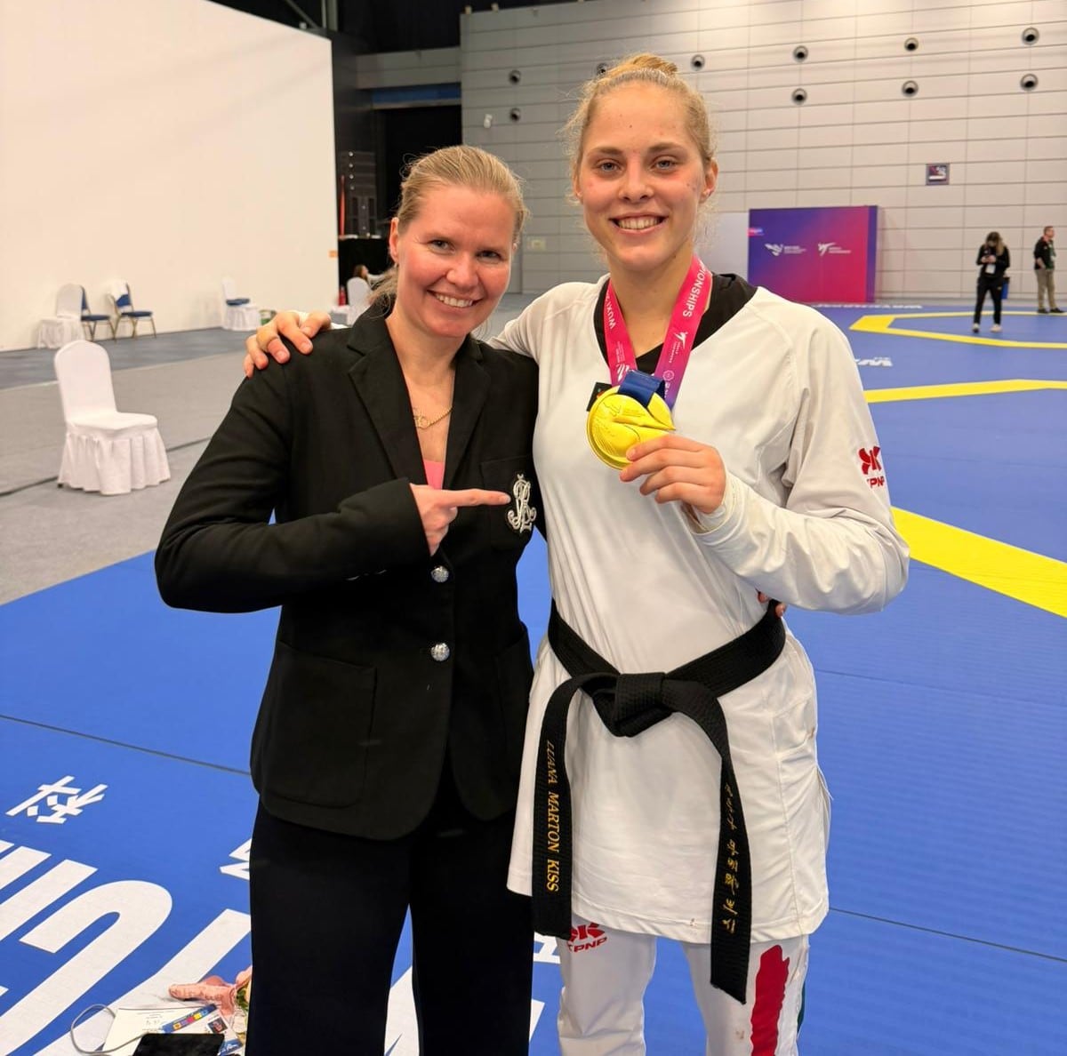 Luana Marton y Suvi Mikkonen posan con la medalla de oro en Wuxi