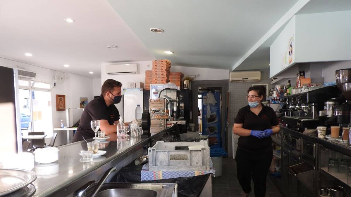 Formentera estrena fase 3 con chiringuitos abiertos y clientes en la barra del bar