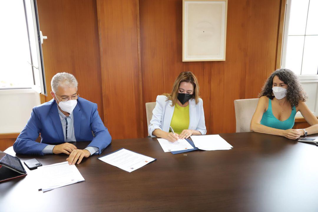 Firma del convenio entre el Cabildo de Lanzarote y el Ayuntamiento de Tías.