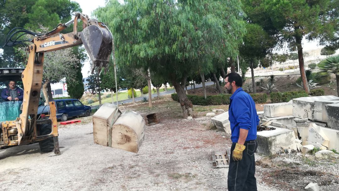 Los operarios trasladan los bloques de piedra de la Cruz de los Caídos de Petrer 