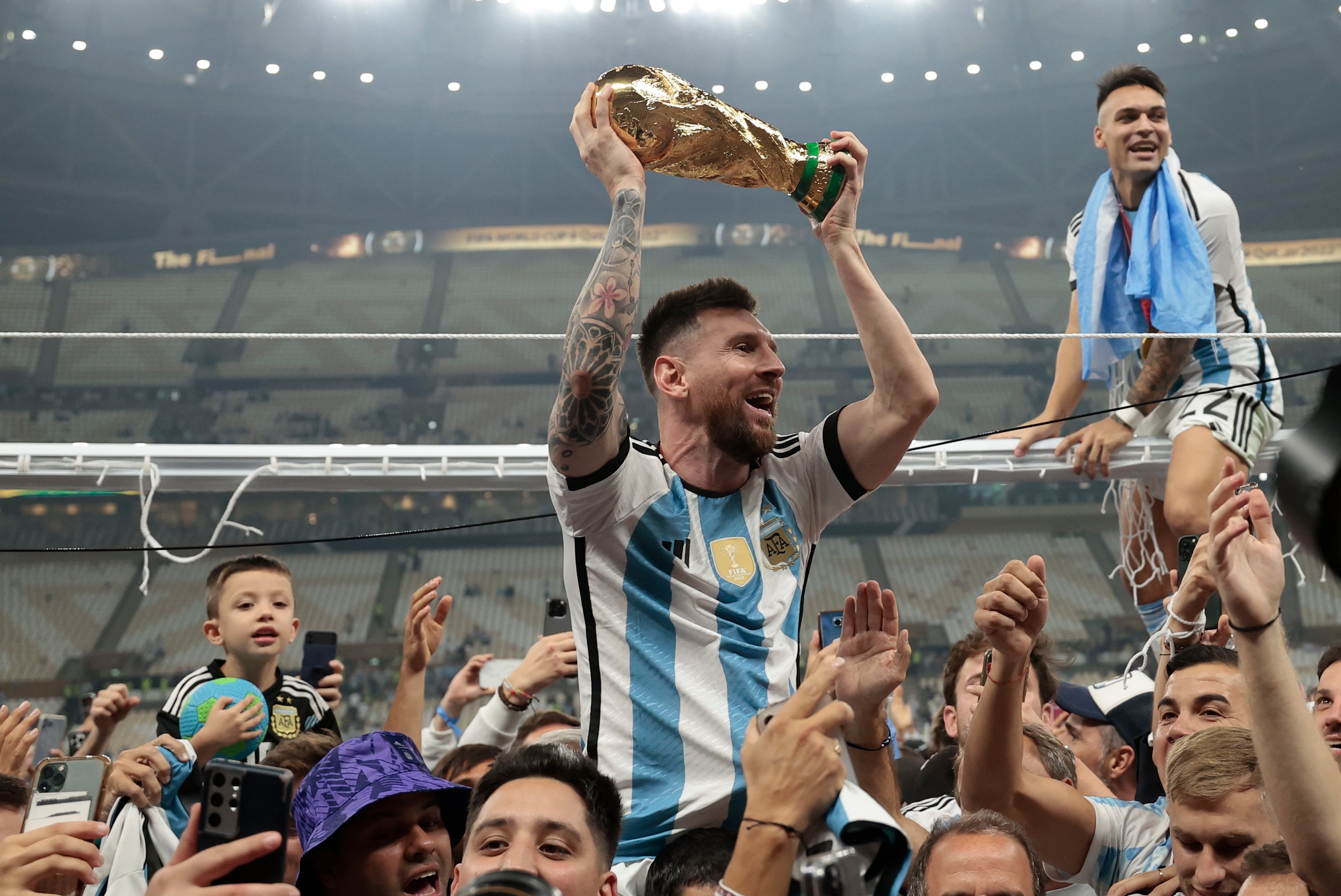 Lionel Messi, con la copa del mundo en brazos