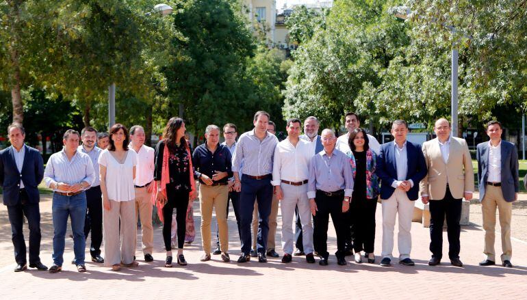 Juan Manuel Moreno Bonilla, con los presidentes y secretarios generales del PP en las provincias andaluzas.