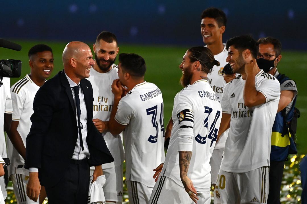 Zidane y los jugadores celebran el título de Liga