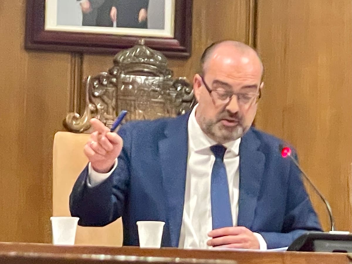 Morala asegura que Tesorería ha parado el pago de la luz en la Ciuden por "excesivo" y Ramón le invita a salir del edificio de oficinas