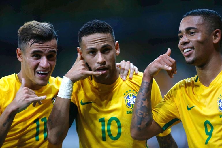 Los jugadores de Brasil celebran un gol