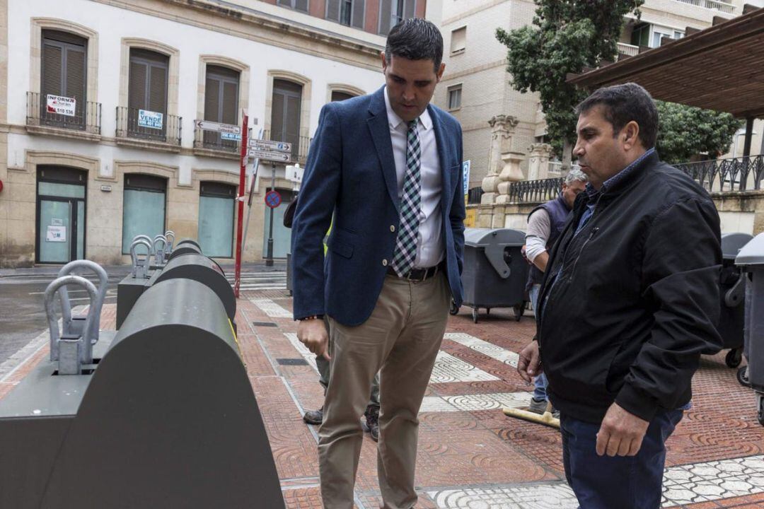 El concejal de Servicios, Juanjo Alonso en la presentación de contenedores soterrados.