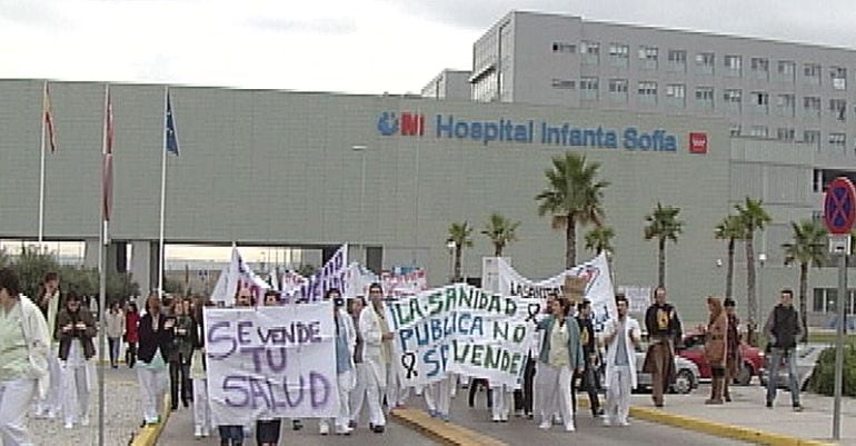 Movilización de la Marea Blanca frente al Hospital Infanta Sofía de San Sebastián de los Reyes