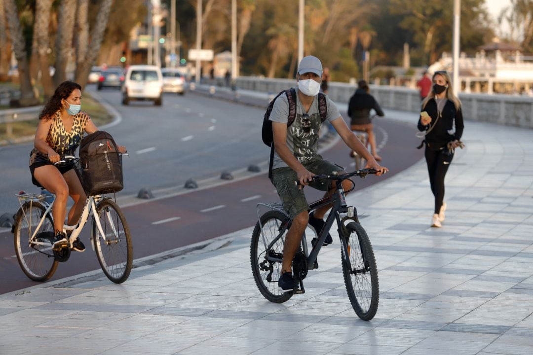 Archivo - Un grupo de personas practican deportes al aire libre en una imagen de archivo