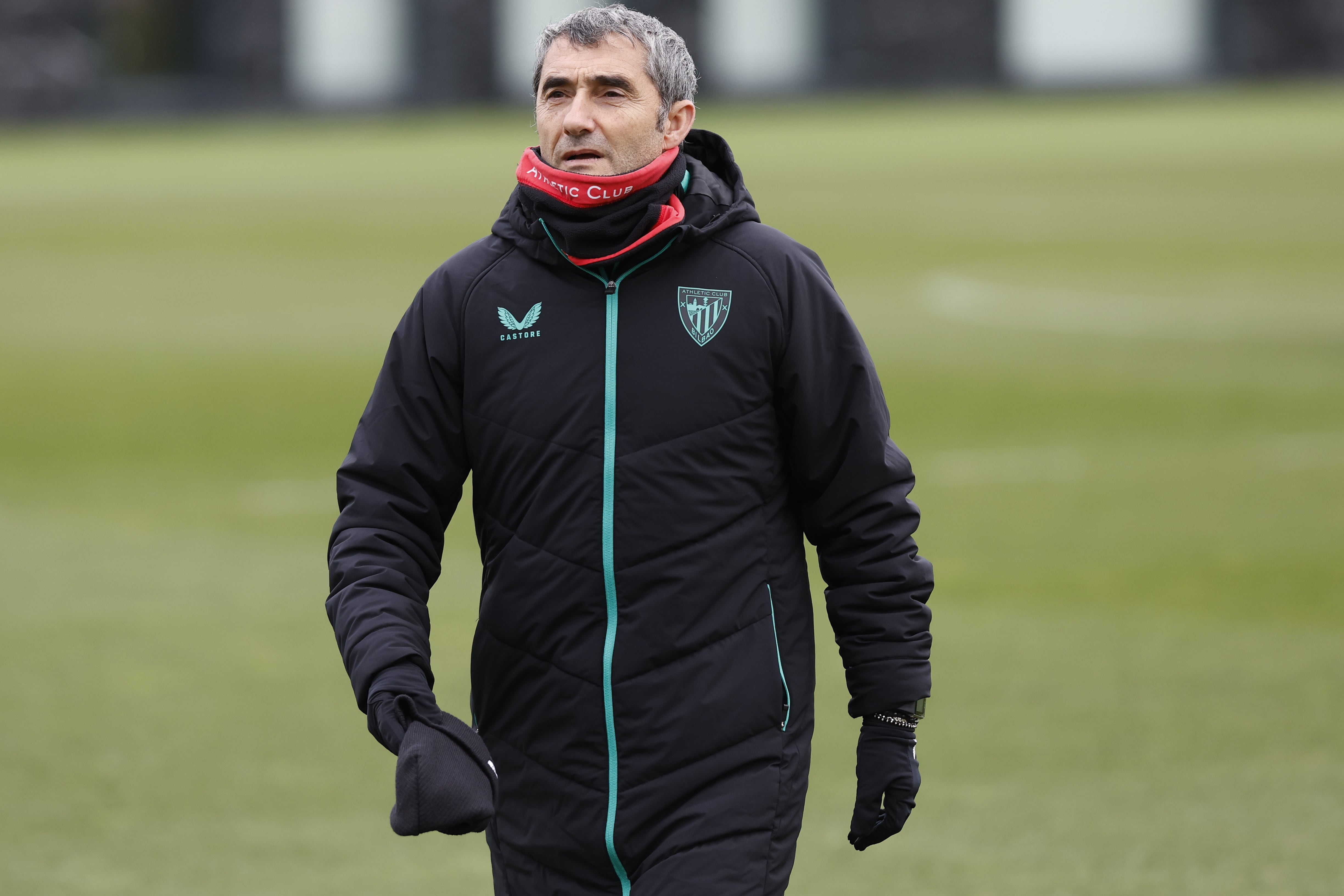 El técnico del Athletic de Bilbao, Ernesto Valverde, supervisa el entrenamiento con el que el club rojiblanco ha preparado este jueves el partido de dieciseisavos de final de la Copa del Rey el sábado ante la UD Logroñés en Las Gaunas