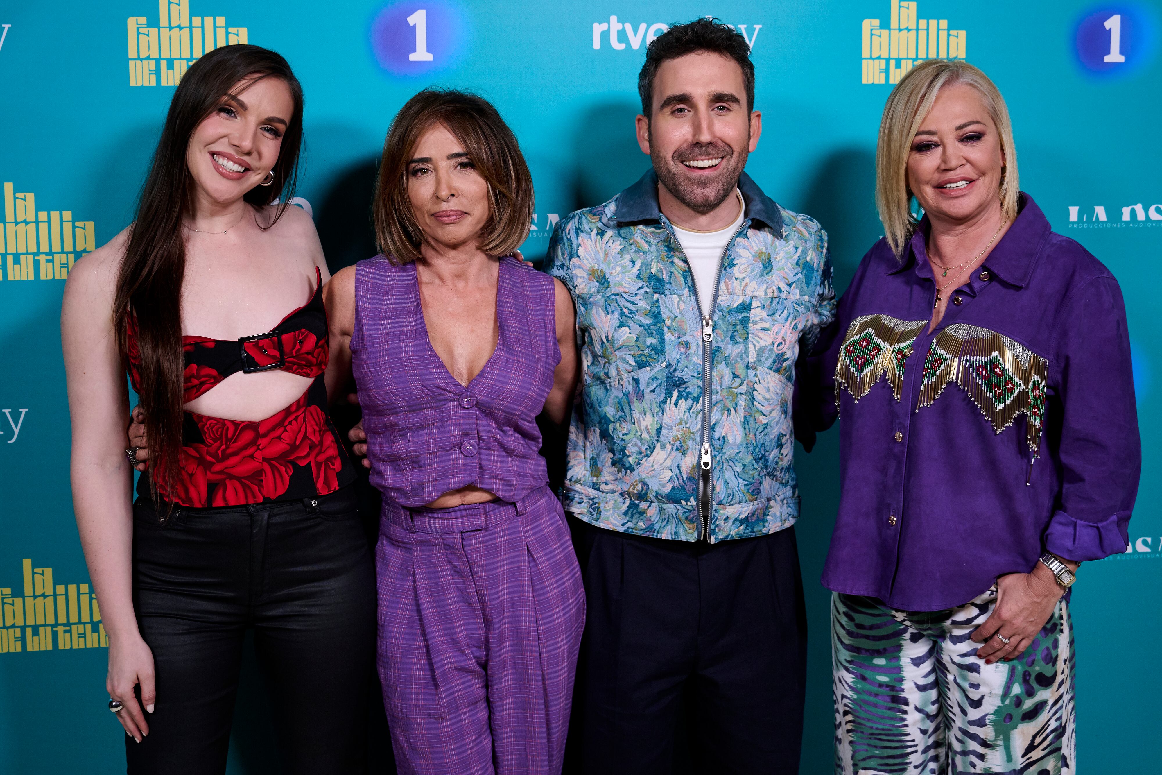 Inés Hernand, María Patiño, Aitor Albizua y Belén Esteban, presentadores de 'La familia de la tele'