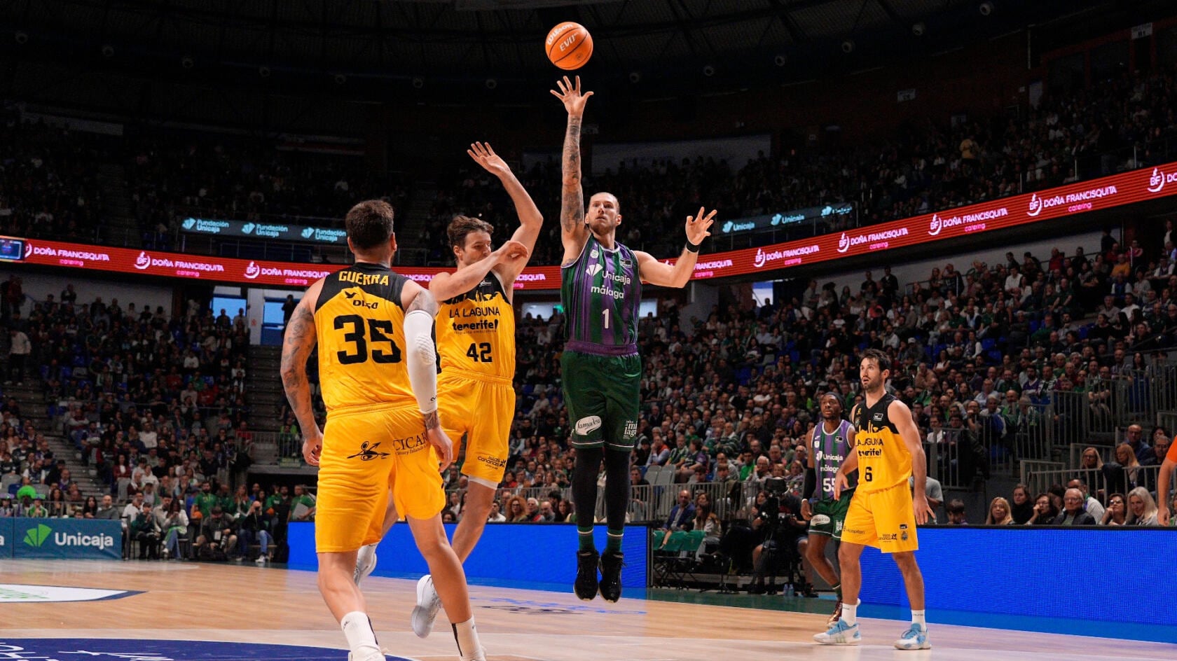 El ala-pívot del Unicaja Dylan Osetkowski, clave para la victoria y MVP con 20 puntos, 2 rebotes, 2 robos y 16 de valoración