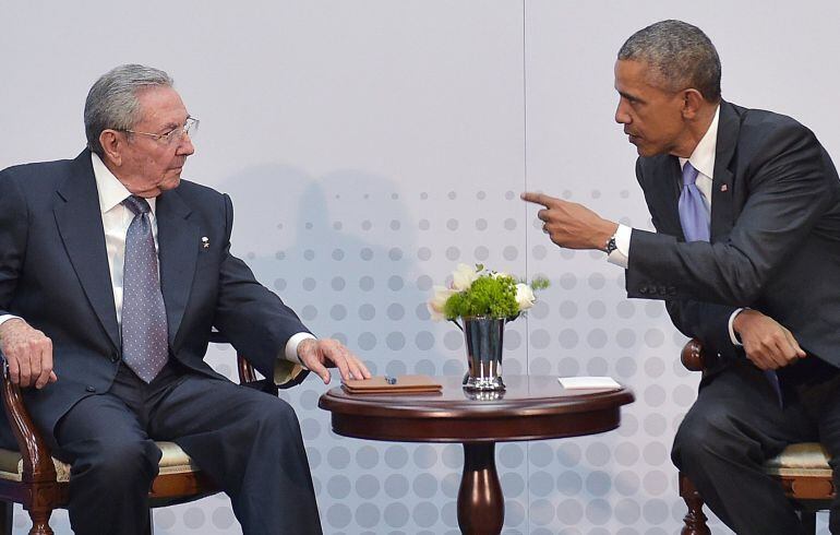 El presidente de EEUU, Barack Obama, junto con el presidente de Cuba, Raul Castro.