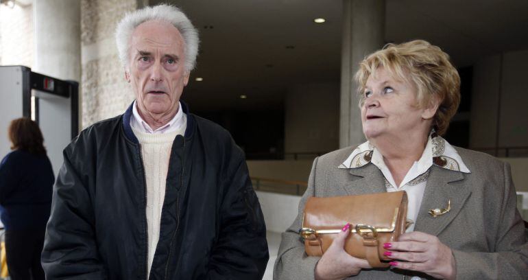 Pierre Le Guennec (L) and his wife Danielle (R) arrive for the verdict of their trial at the courthouse in Grasse, southeastern France, March 20, 2015. Pierre Le Guennec, a retired electrician and former Picasso employee, and his wife, charged with posses