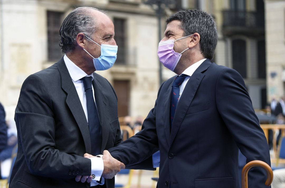 El expresident de la Generalitat, Francisco Camps, junto al presidente del PP en la Comunitat Valenciana, Carlos Mazón, en un encuentro durante la pandemia