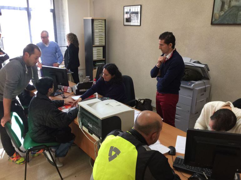 Funcionarios del Ayuntamiento de Los Barrios atienden a los ciudadanos afectados por las inundaciones.