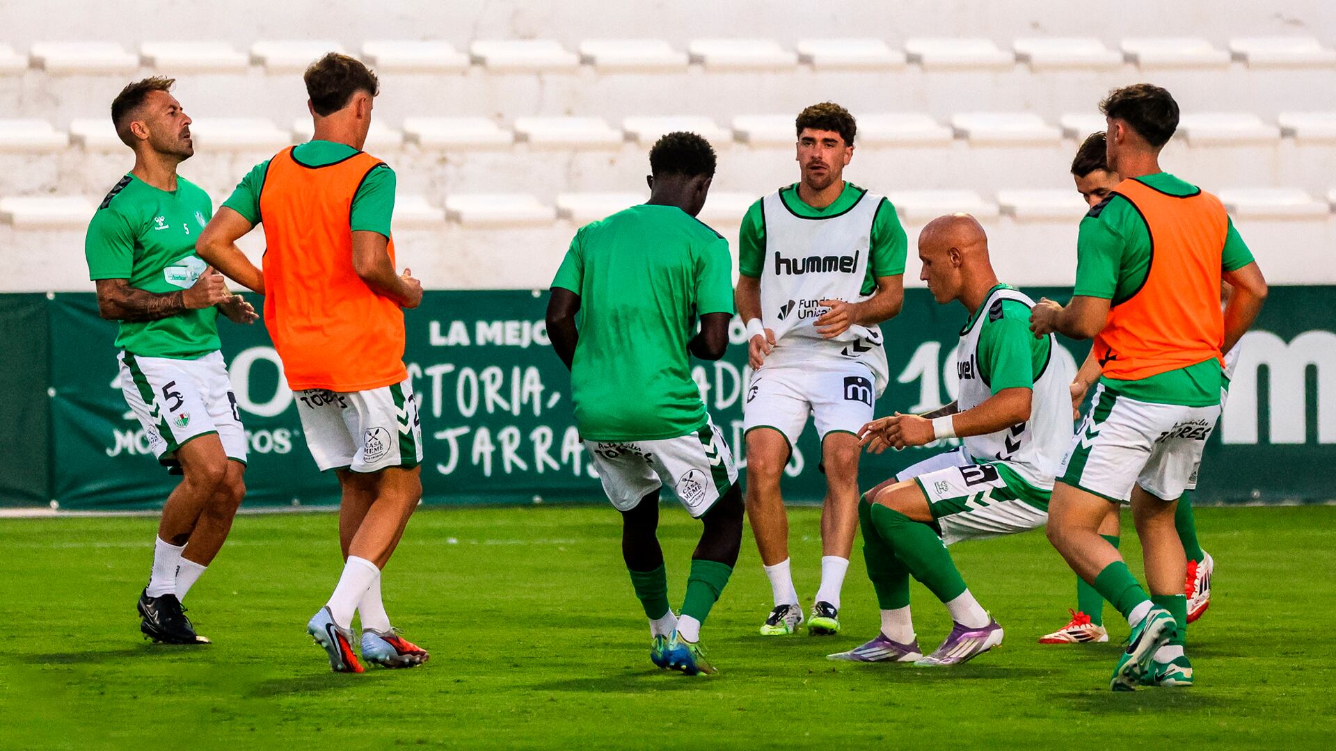 El Antequera CF calienta antes del duelo ante el Alcorcón