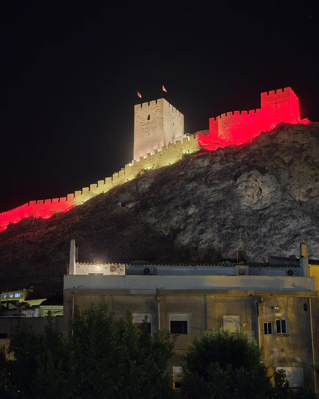 El castillo, iluminado con los colores de la bandera española en estas últimas noches