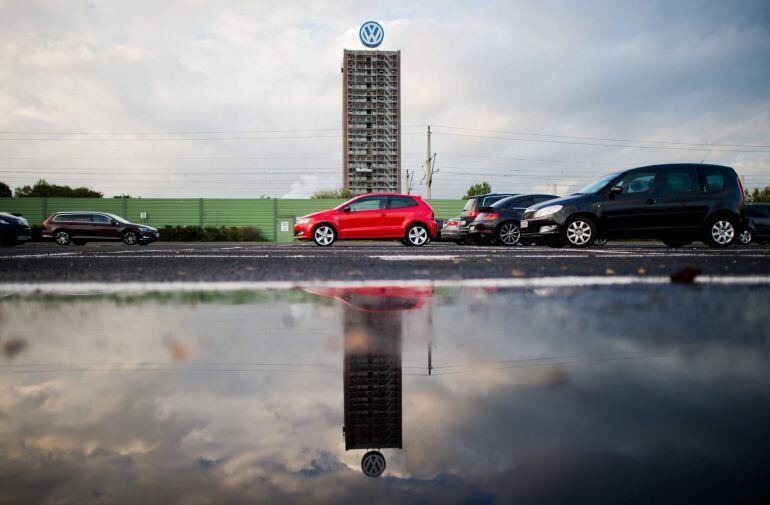 Fotografía de algunos vehículos estacionados en la planta de Volkswagen