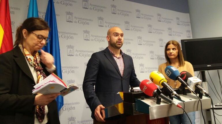 Miembros del equipo de gobierno del Ayuntamiento de Gijón presentan 'Un verano a tu medida'