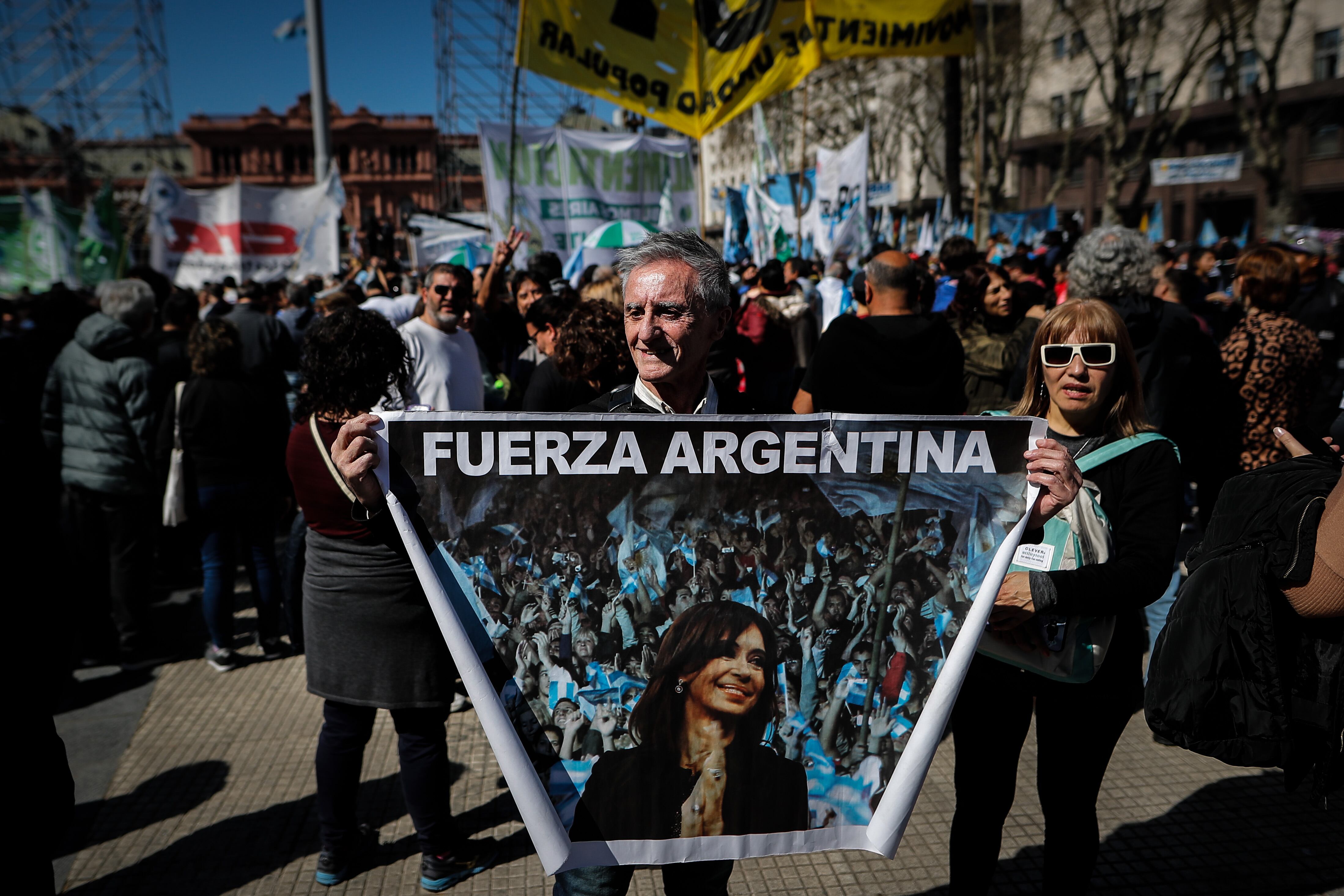 Simpatizantes de Cristina Fernández de Kirchner participan este viernes en una movilización en su defensa tras el atentado en su contra, en la Plaza de Mayo en Buenos Aires (Argentina).