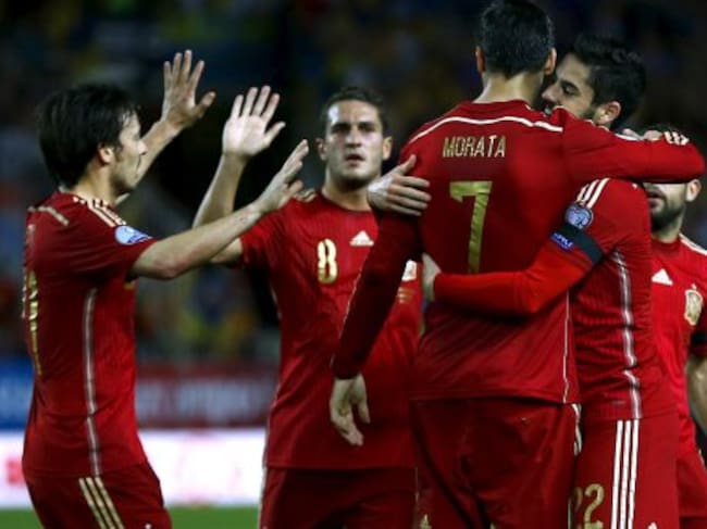 Álvaro Morata celebra con sus compañeros el gol marcado a Ucrania.