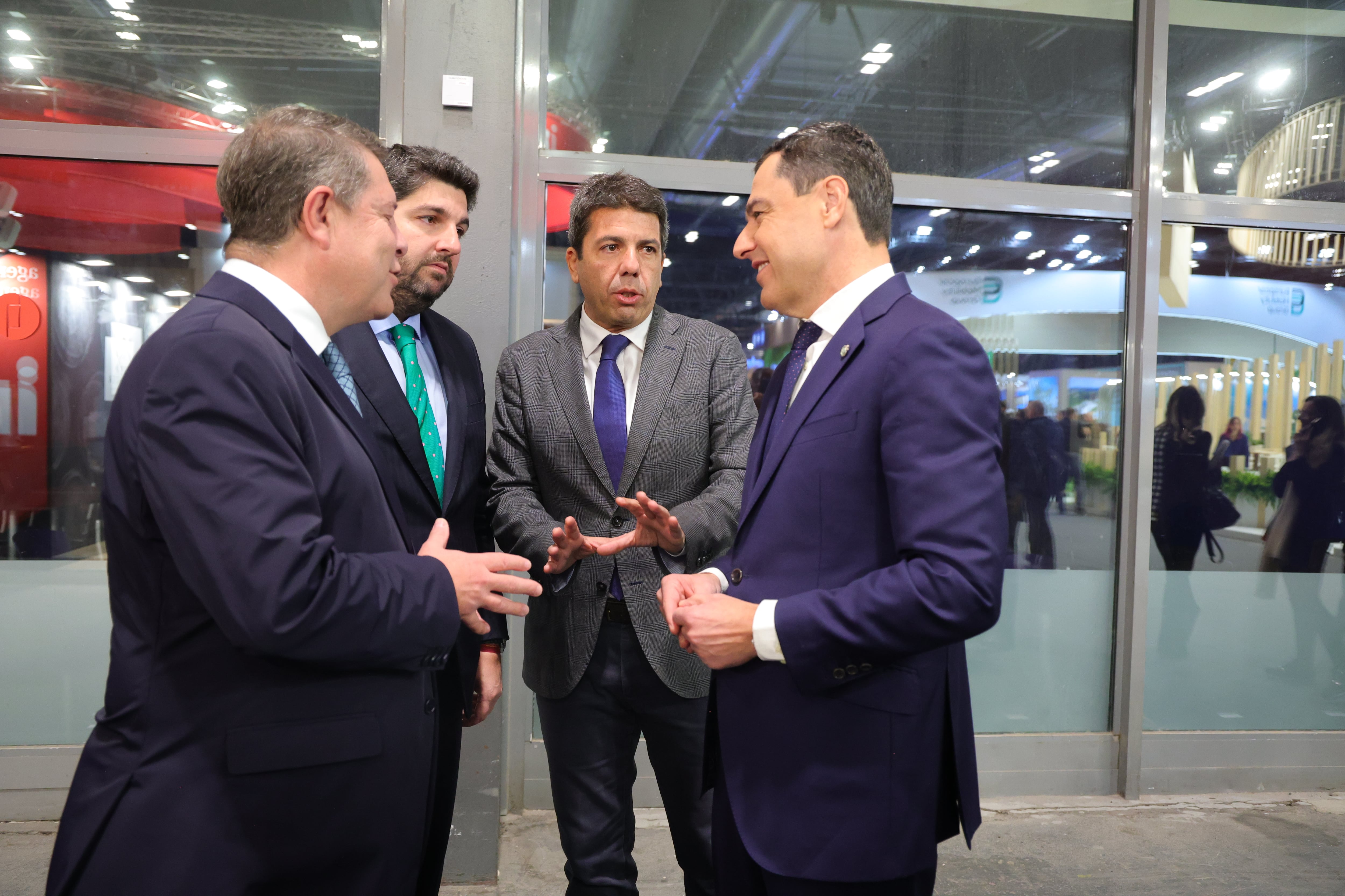 Los presidentes de Castilla-La Mancha, Murcia, Comunitat Valenciana y Andalucía han mantenido una conversación en Madrid durante la presentación de FITUR.