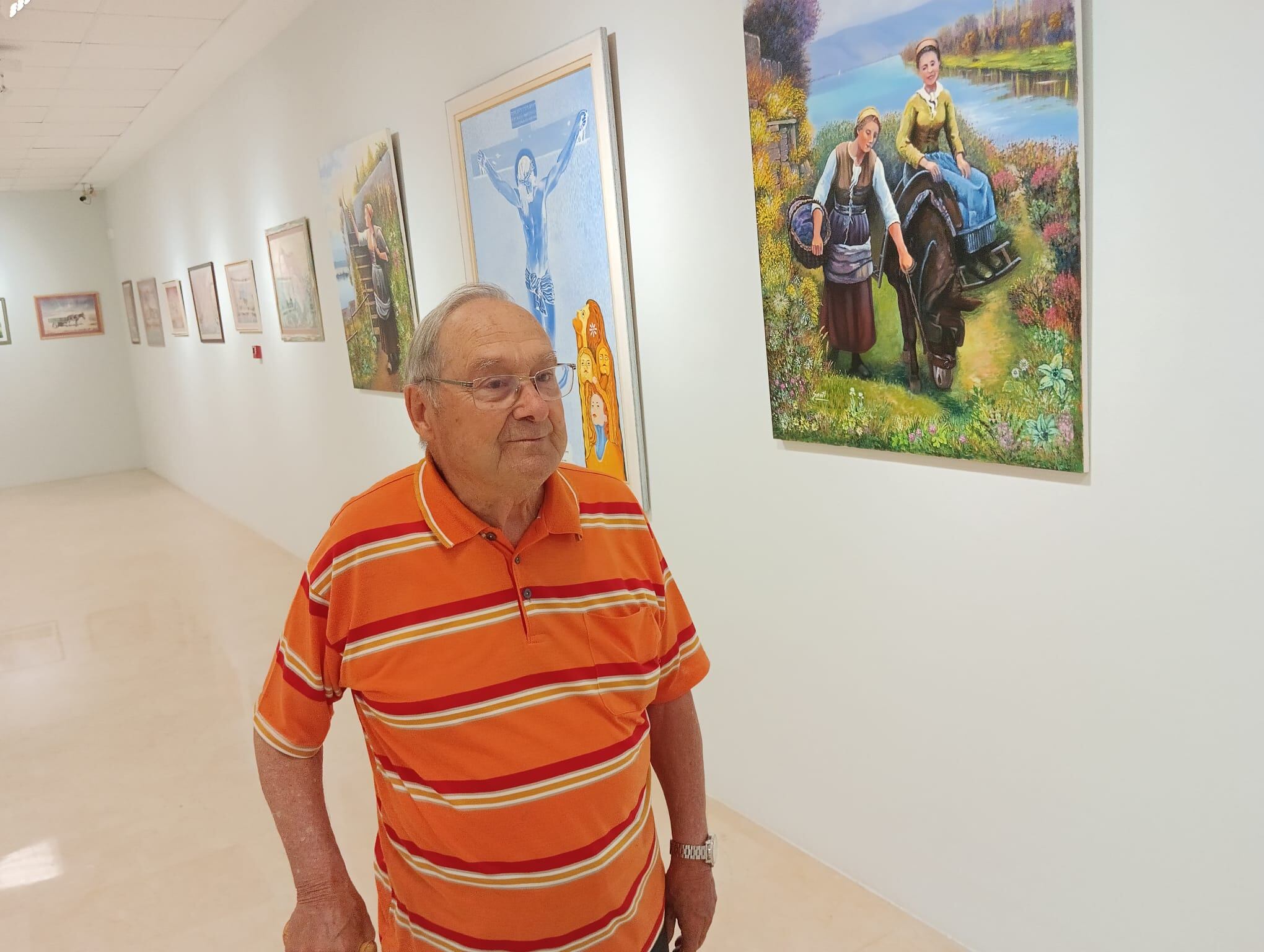 El artista recorre su propia exposición