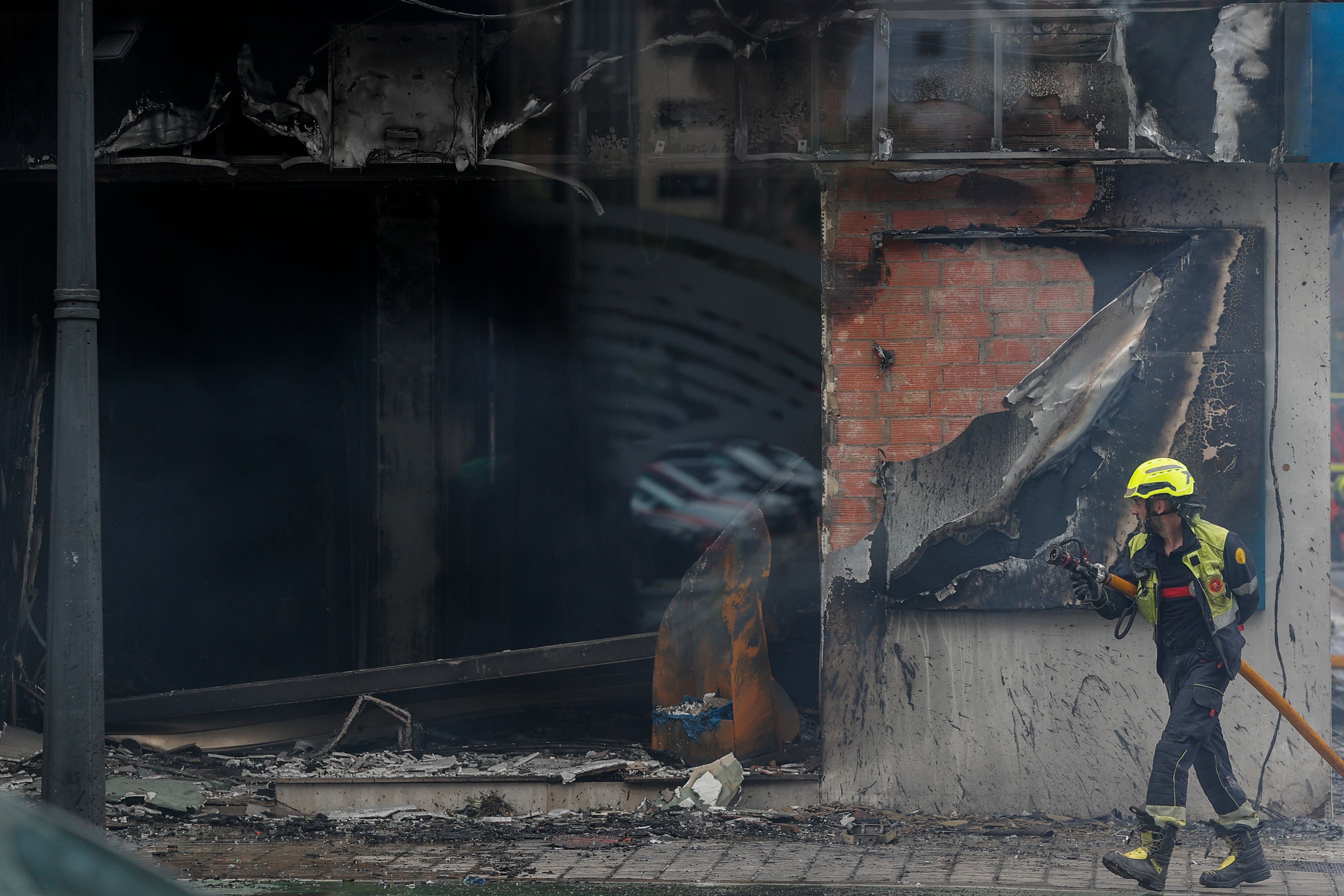 Un bombero trabaja en la extinción del fuego de la avenida del Puerto.
