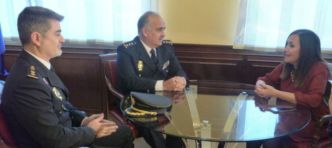 De izquierda a derecha Adriano José Rubio, comisario jefe de Linares; el comisario provincial de la Policía Nacional, José Miguel Amaya y la subdelegada del Gobierno en Jaén, Catalina Madueño.