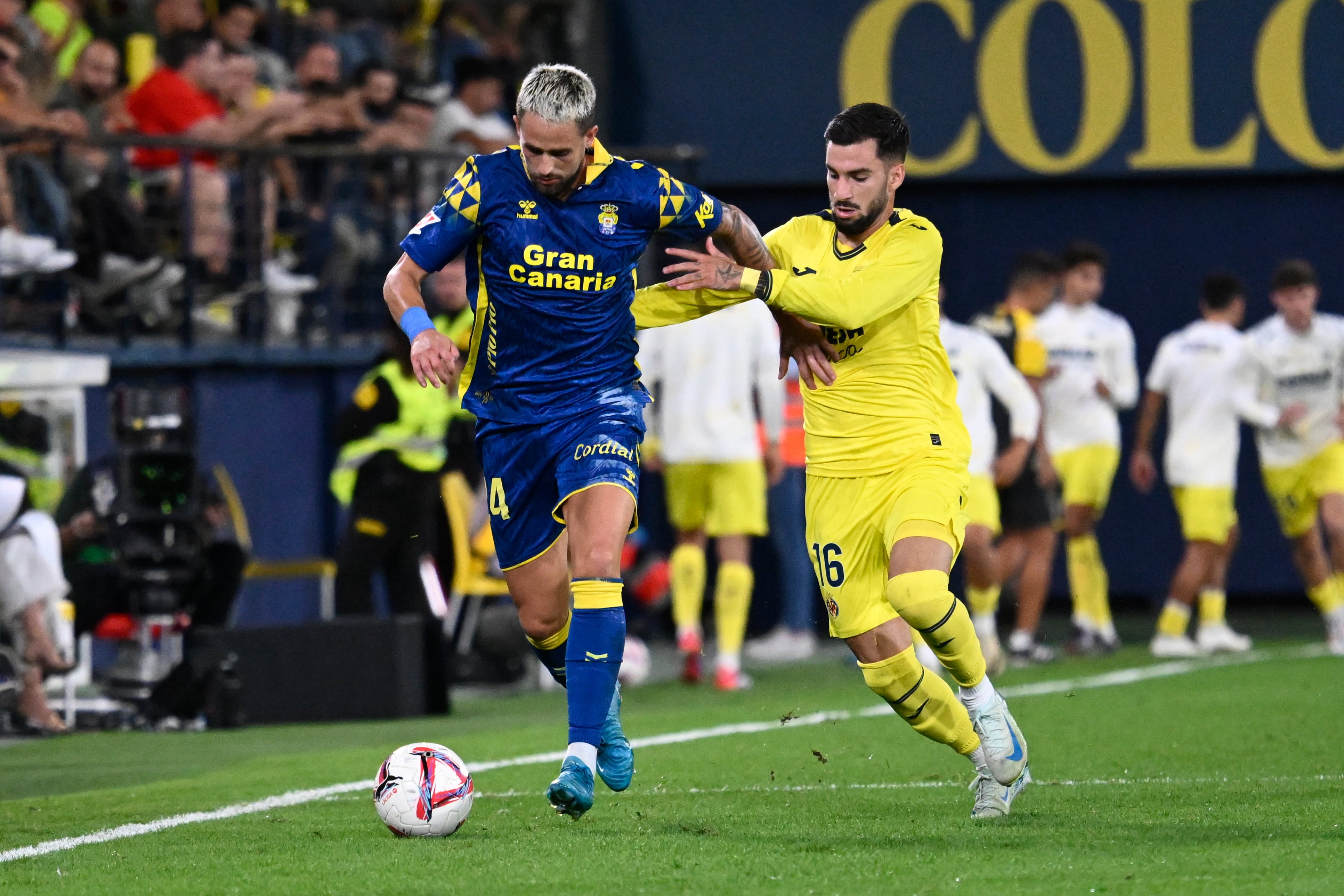 VILLARREAL (CSTELLÓN), 30/09/2024.- El centrocampista de Las Palmas Adnan Januzaj (i) juega un balón ante Alex Baena, del Villarreal, durante el partido de LaLiga en Primera División que Villarreal CF y UD Las Palmas disputan este lunes en el estadio de La Cerámica. EFE/Andreu Esteban
