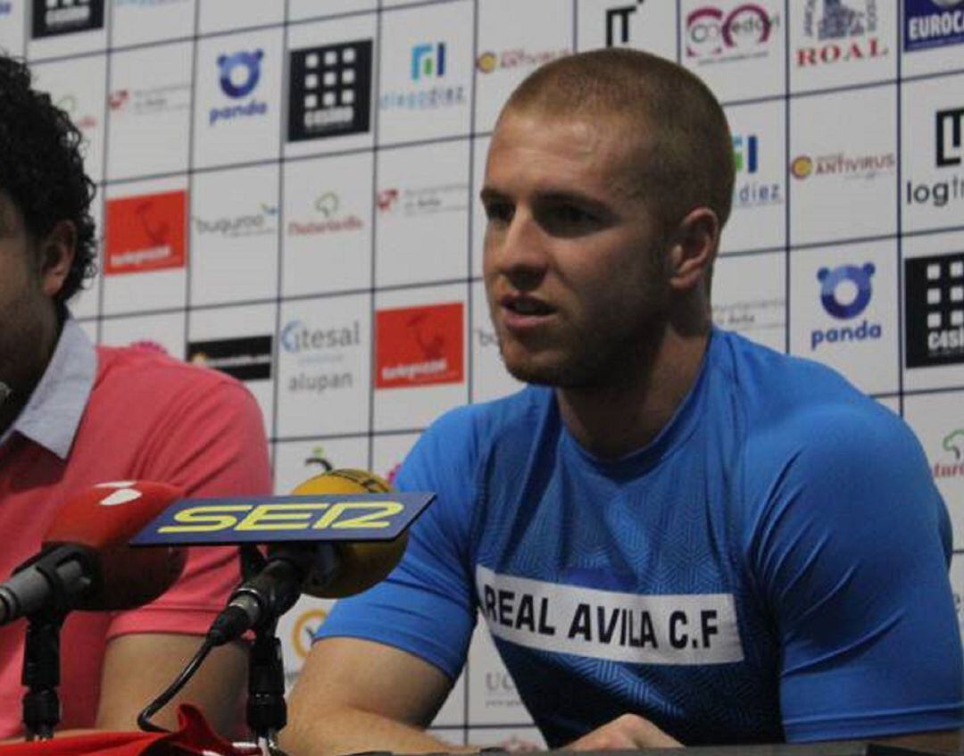 El centrocampista durante una rueda de prensa como jugadore del Real Ávila.