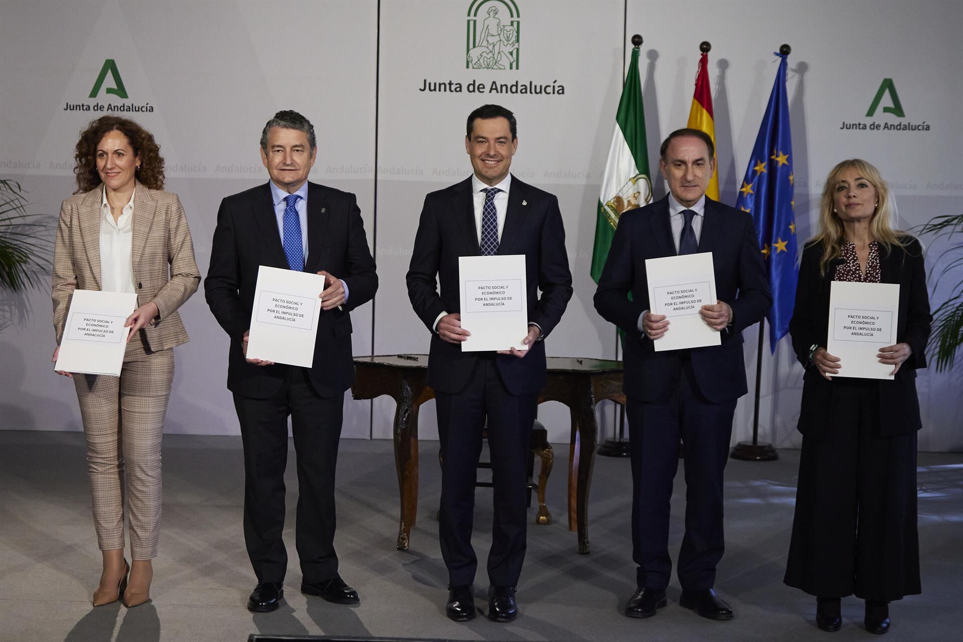 Foto del pacto entre la Junta, sindicatos y la Confederación de Empresas de Andalucía.