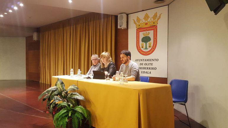 La consejera Ollo interviene en Olite junto al responsable de Memoria Histórica, José Miguel Gastón y el alcalde de Olite, Andoni Lacarra